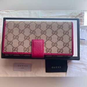 GUCCI GG SUPREME Red Pebbled Leather Brown Logo Canvas Card Billfold Long Wallet
